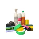 1 stk Super opvask 1 Liter 1 stk Ovnrens 1 Liter 1 stk Multifoam(Skumrens) 1 stk Shine-up poleringssæt 2 stk Gule/grønne skuresvampe 2 stk microfiberklude 2 stk Altmuligklude 2 stk Microfiber vævet karklude(kan vaskes mange gange) 1 stk Opvaskebørste fra Vikan i kraftig nylon kvalitet 1 stk Proffesionel stål grydesvamp i kokke kvalitet 2 sæt Handsker