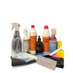 Sættet består af: 1 stk Toiletrens 750 ml 1 stk Afkalker supreme 1 stk Sanitetsrengøring, ready to use med farve/parfume, 500 ml 1 stk Glasrens spray 750 ml, klar til brug 1 stk Mug & skimmelfjerner, 500 ml 1 stk Håndsæbe old pharmacy olive & Cucumber 500 ml 2 stk Gule/grønne skuresvampe 2 stk Microfiberklude 2 sæt handsker 1 stk Microfiber glas-skærmklud 40x40 cm 1 stk Sanitetsbørste med softgrip 1 stk Skurestick med håndtag