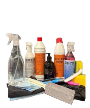 Sættet består af: 1 stk Toiletrens 750 ml 1 stk Afkalker supreme 1 stk Sanitetsrengøring, ready to use med farve/parfume, 500 ml 1 stk Glasrens spray 750 ml, klar til brug 1 stk Mug & skimmelfjerner, 500 ml 1 stk Håndsæbe old pharmacy olive & Cucumber 500 ml 2 stk Gule/grønne skuresvampe 2 stk Microfiberklude 2 sæt handsker 1 stk Microfiber glas-skærmklud 40x40 cm 1 stk Sanitetsbørste med softgrip 1 stk Skurestick med håndtag